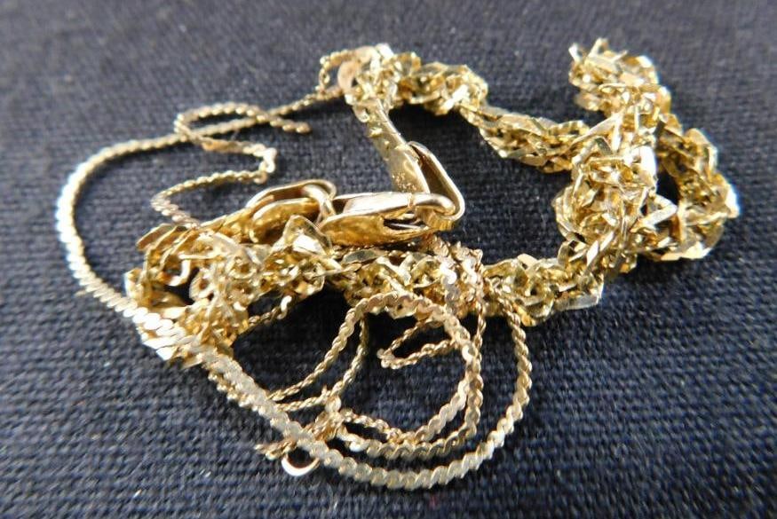 14K Yellow Gold - Scrap - 4.3 Grams: See Photos For Condition and Details 