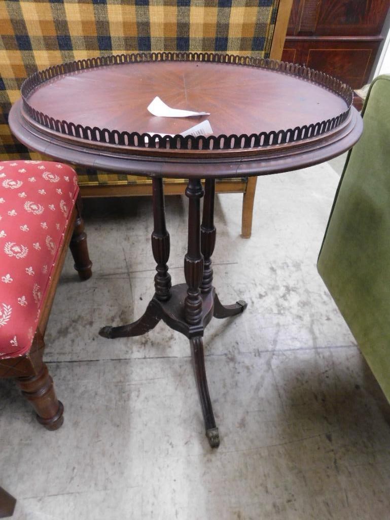 Duncan Phfye Round Table - 25" x 18" - 7