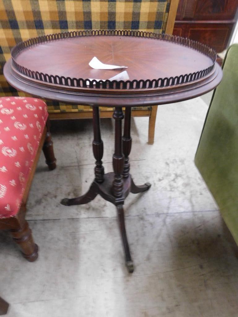 Duncan Phfye Round Table - 25" x 18" - 8