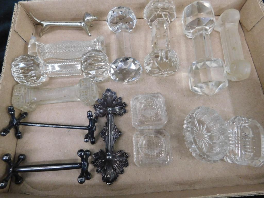 Lot with 7 Crystal Knife Rests - 4 Metal Knife Rests - 4 Glass Salt Cellars - 12