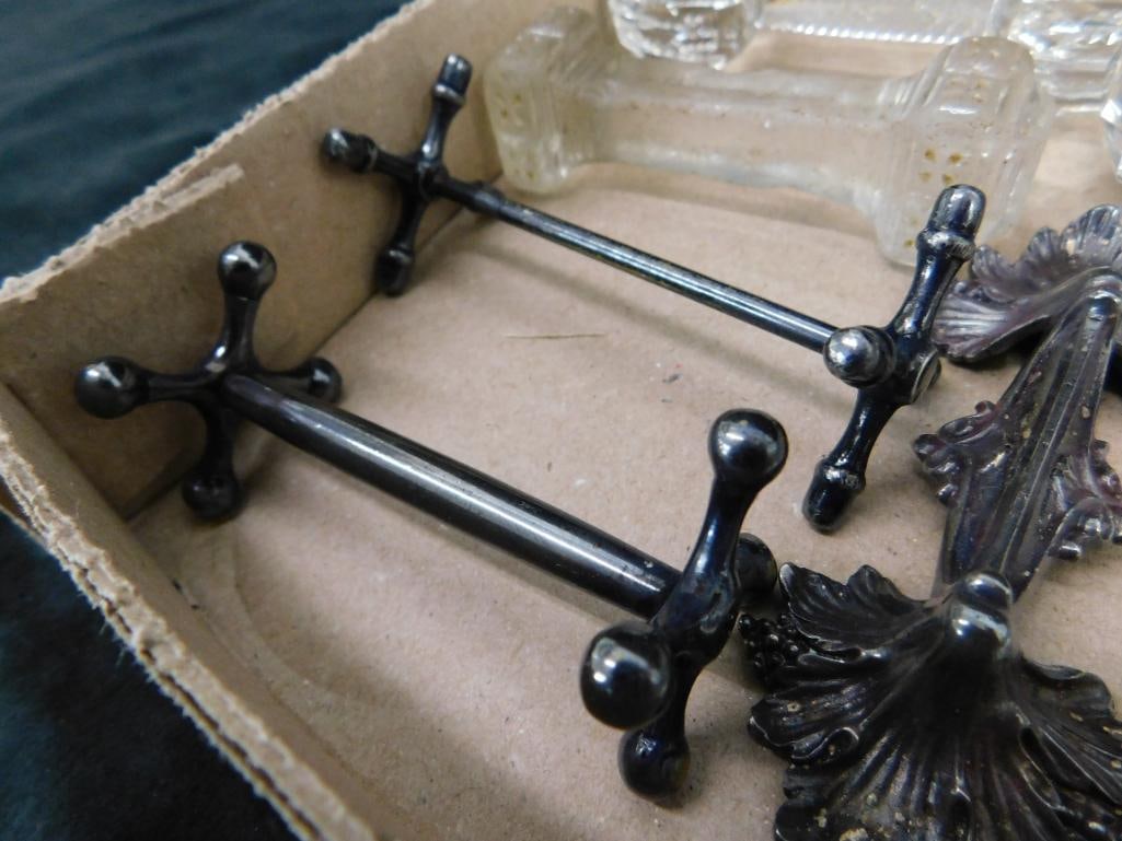 Lot with 7 Crystal Knife Rests - 4 Metal Knife Rests - 4 Glass Salt Cellars - 2