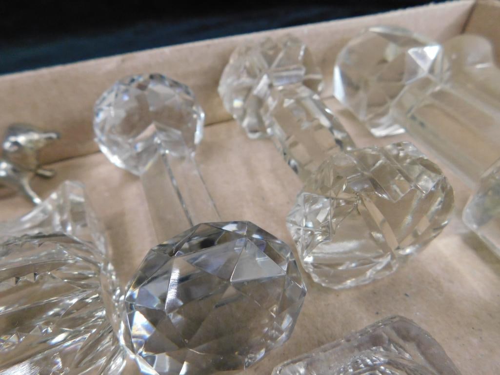 Lot with 7 Crystal Knife Rests - 4 Metal Knife Rests - 4 Glass Salt Cellars - 7