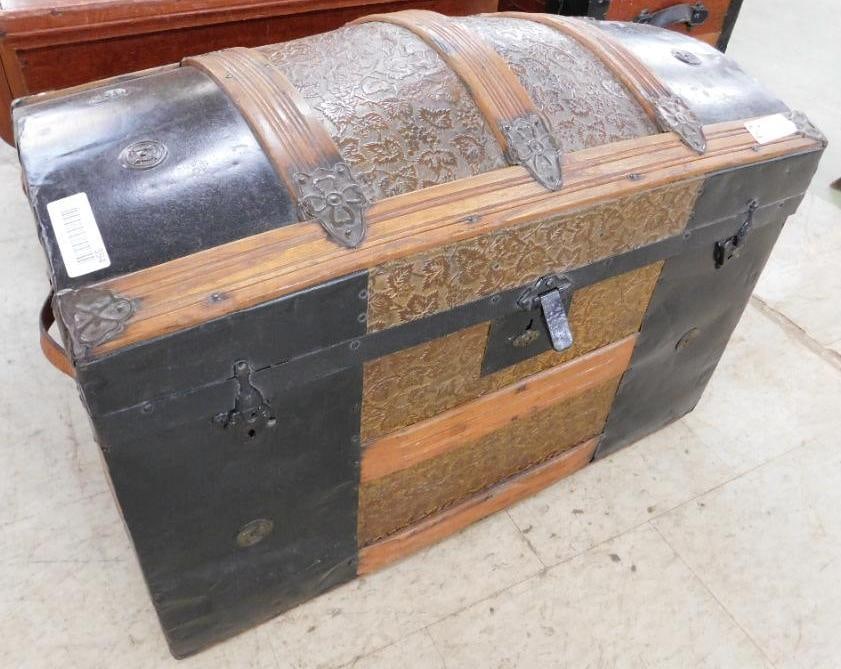 Beautiful Dome Top Trunk with Tray - 21" x 28" x 15.5" - Great Shape: See Photos For Details and Condition 