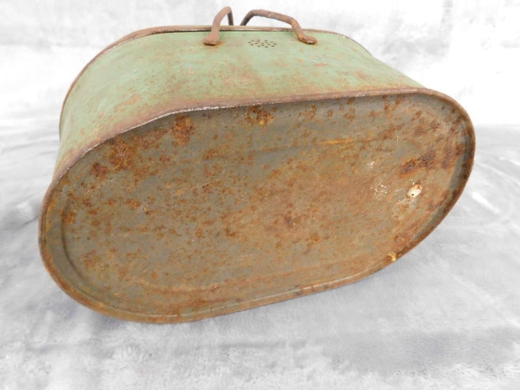 Vintage Lidded Metal Lunch Box - 4" x 8" x 5" - 5