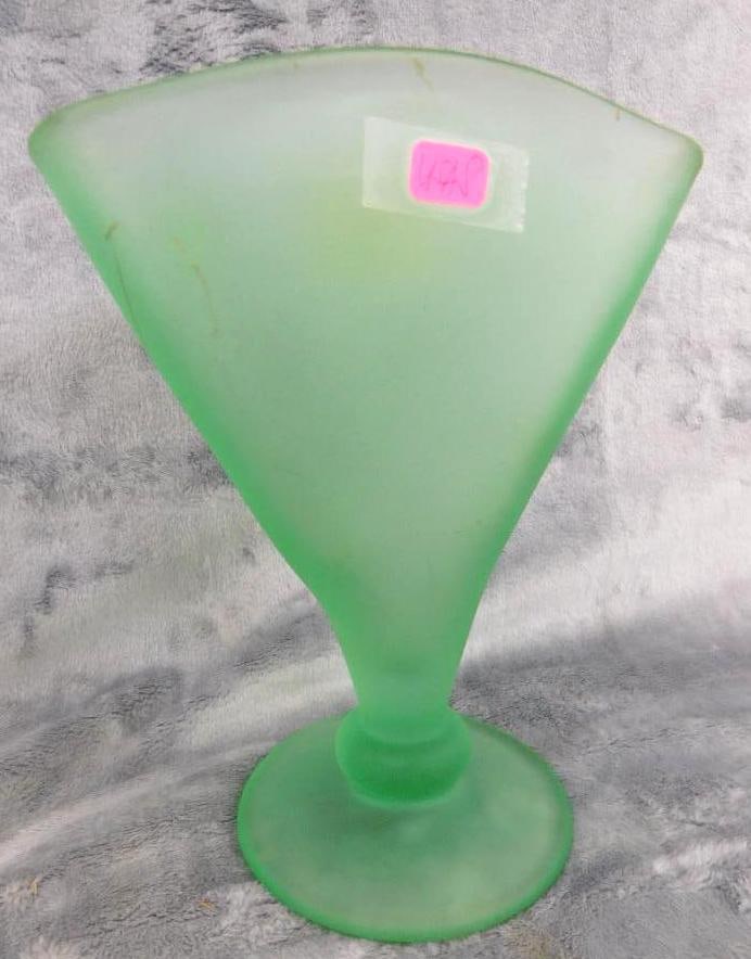 Fenton Green Fan Vase - 8.5" x 7" x 4" (1 of 8)