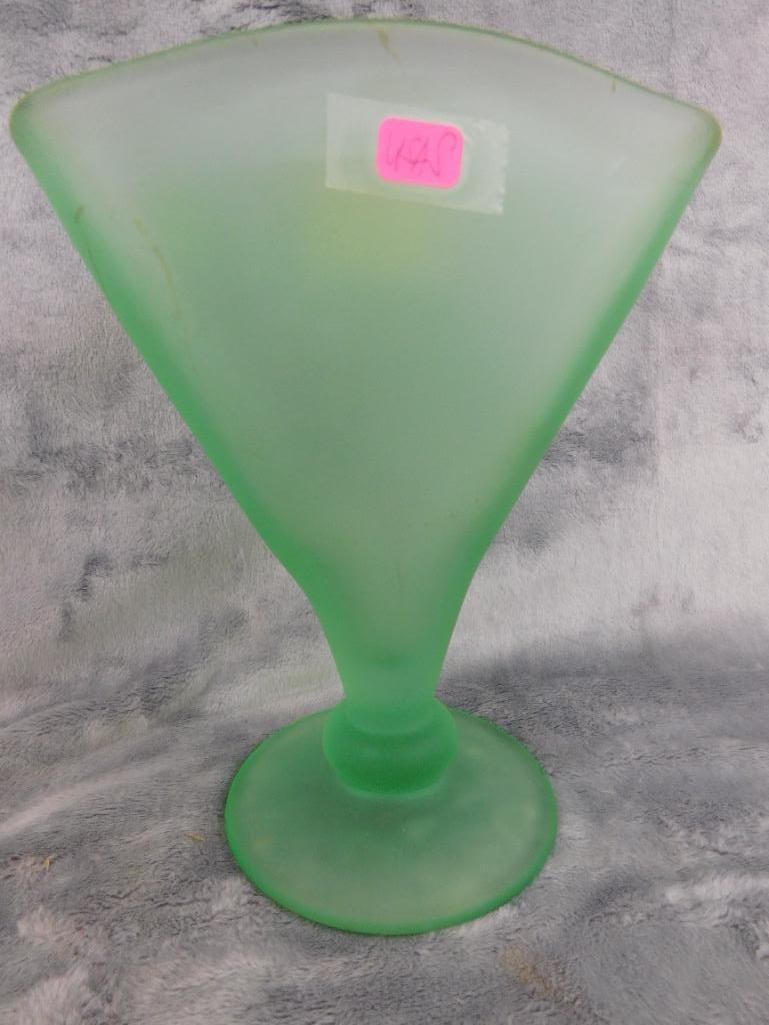 Fenton Green Fan Vase - 8.5" x 7" x 4" - 8