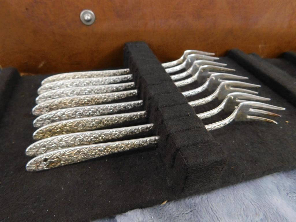 Sterling Silver - Flatware Set - Kirk and Sons - Repousse Floral - 2380 Grams - 6