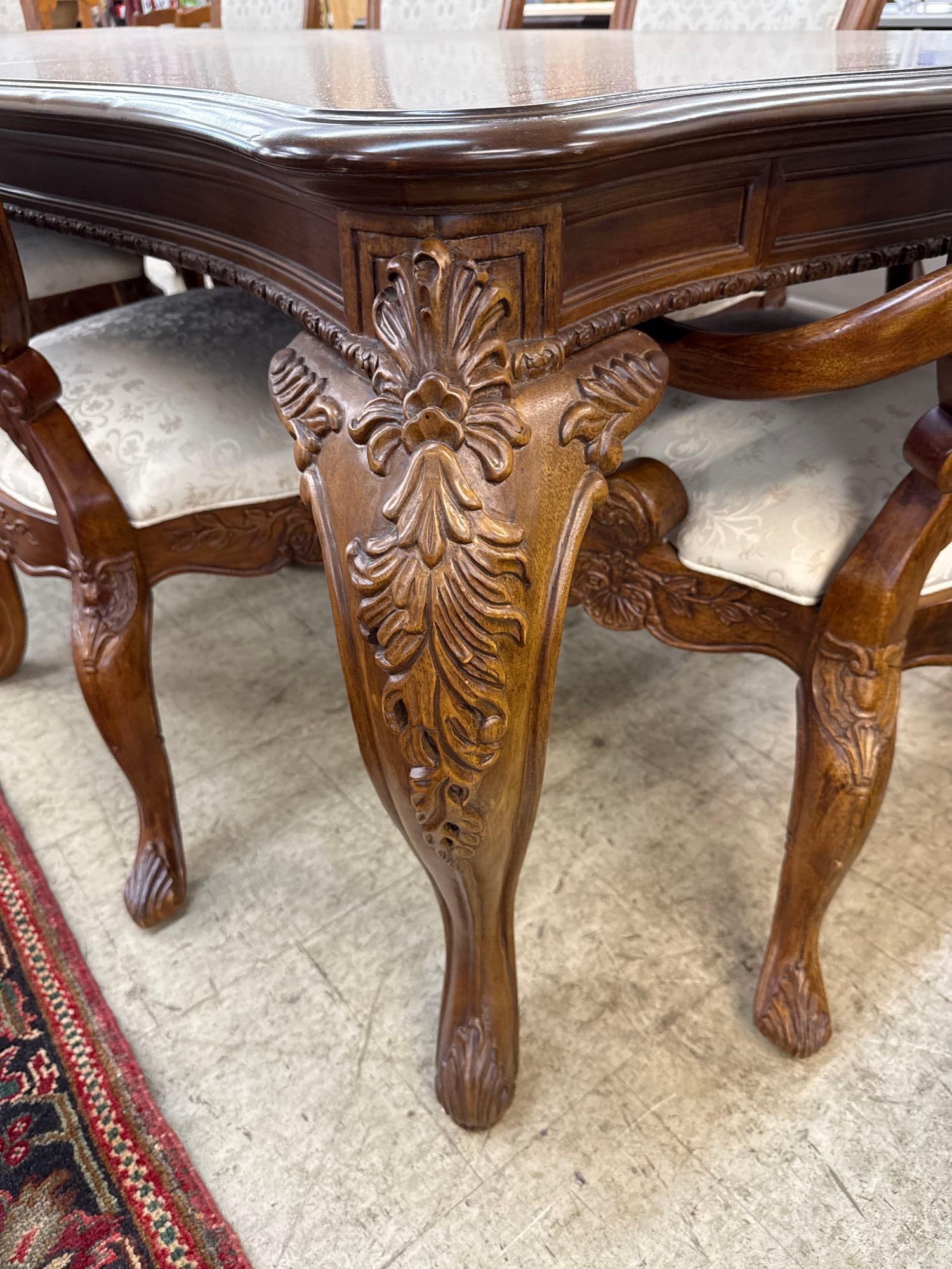 Dining table and 8 upholstered chairs - 3