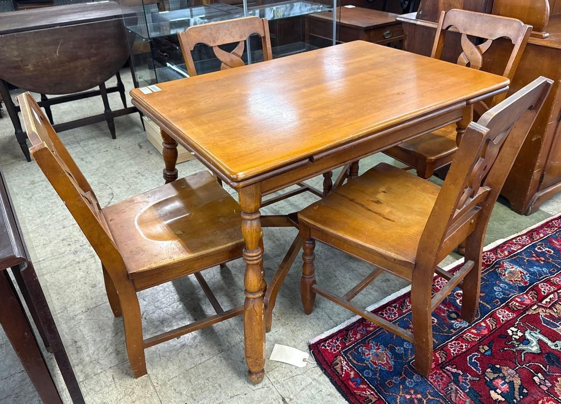 Expandable Maple table with 4 matching chairs: Table 30" x 30" x 60"