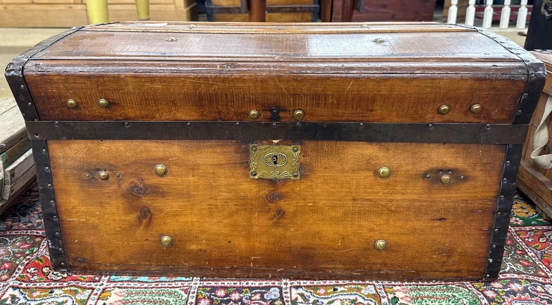 vintage wooden locker trunk (1 of 4)