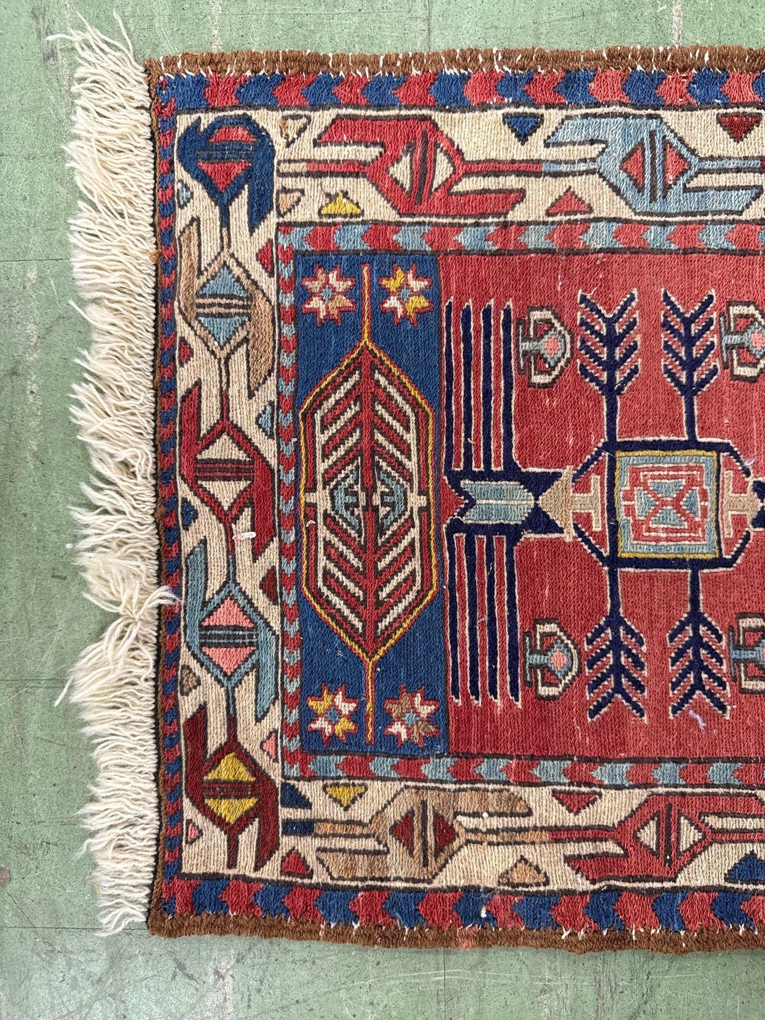 small area rug 19" x 16" - 4