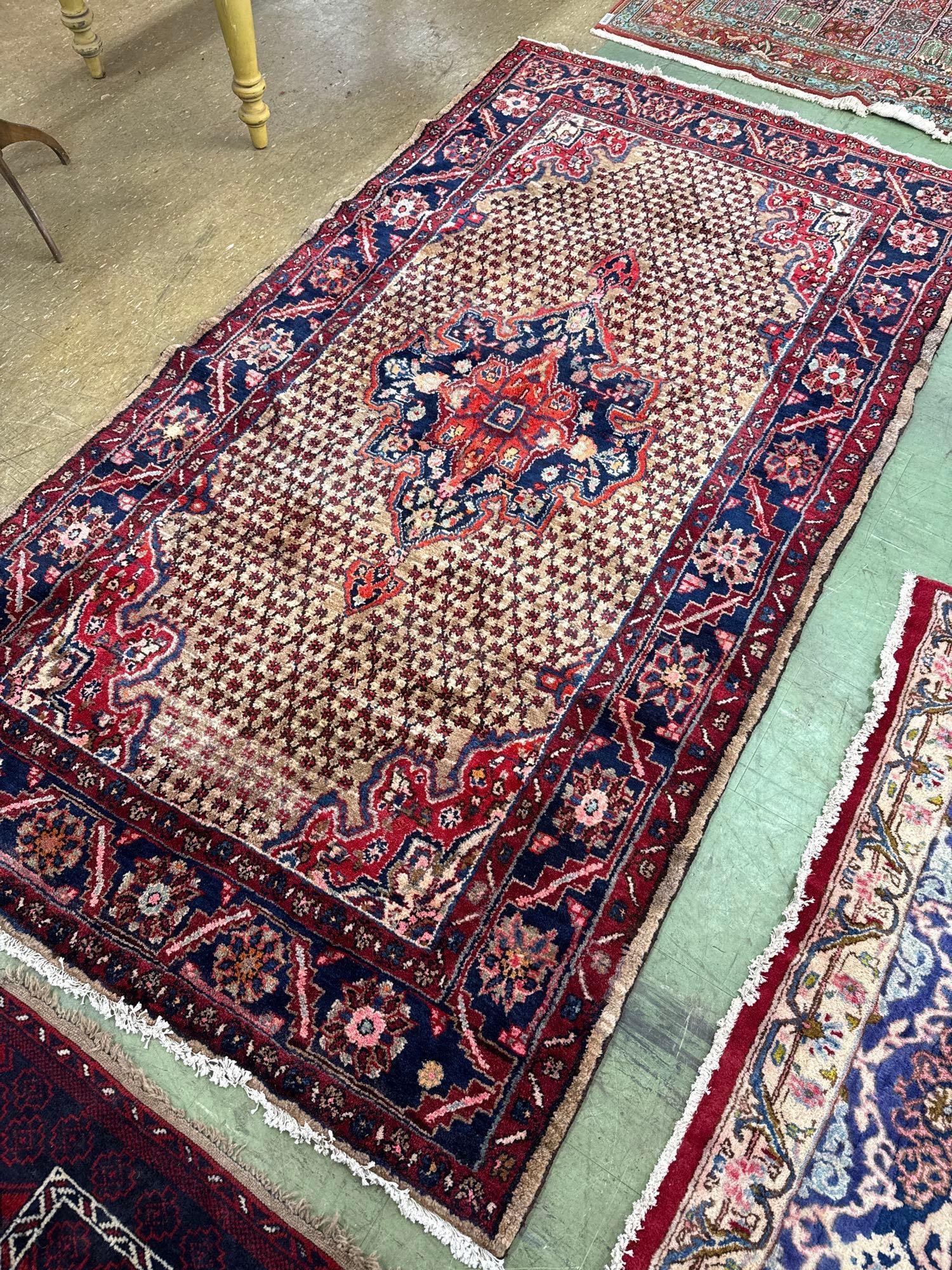 Area rug 5' x 9'2" - 2