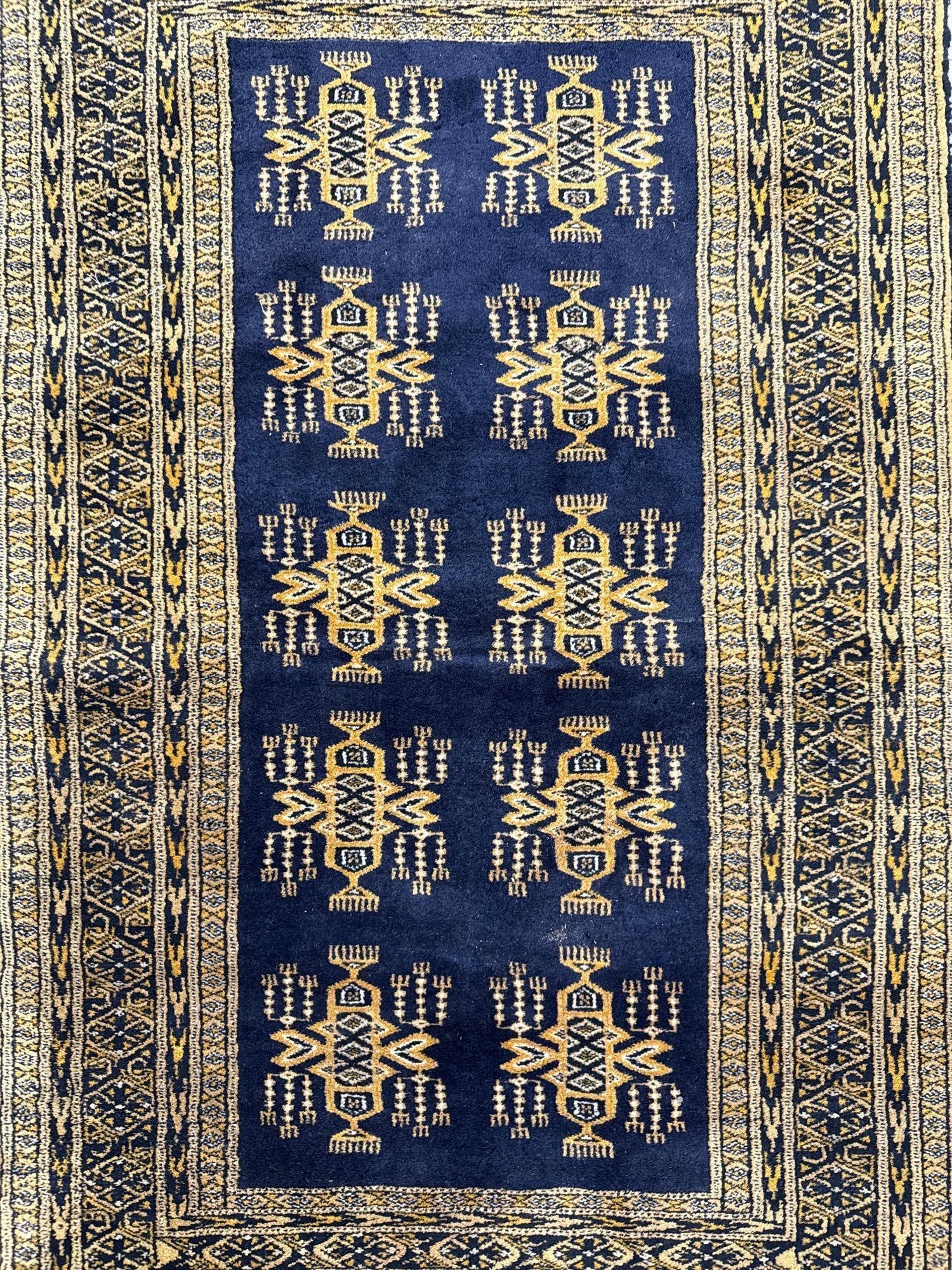 Area rug - 2'8" X 4'10" - 2