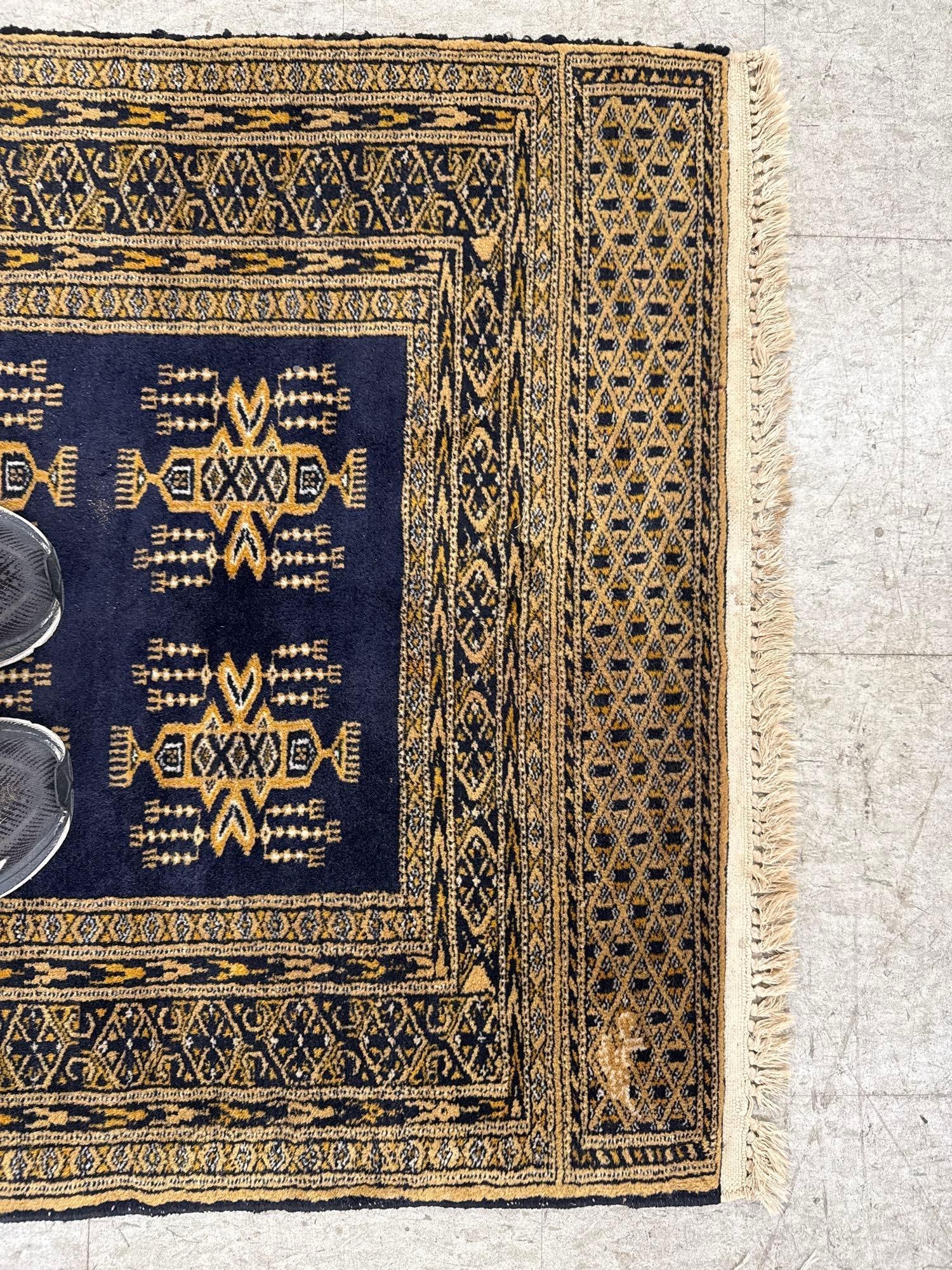 Area rug - 2'8" X 4'10" - 3