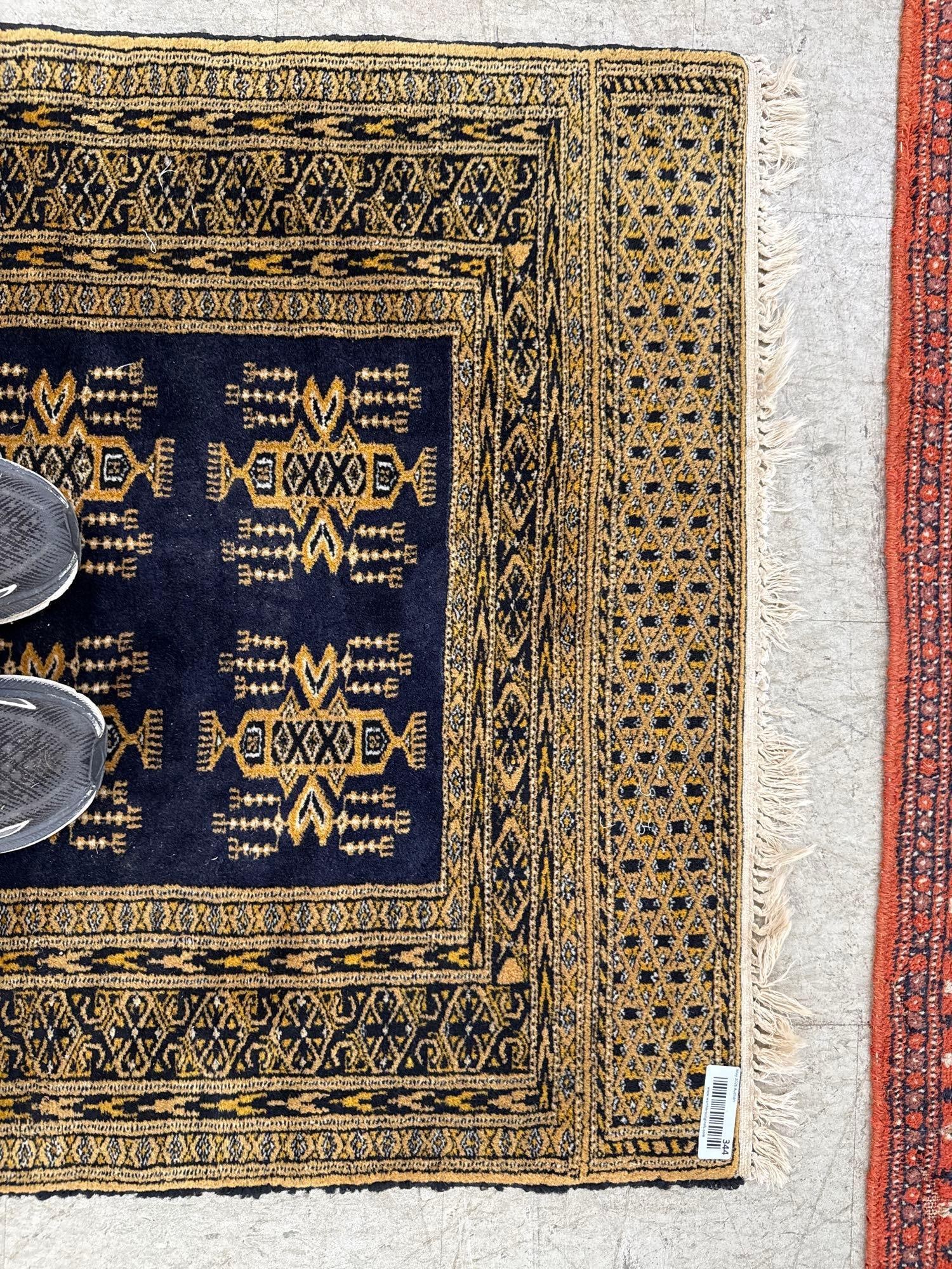 Area rug - 2'8" X 4'10" - 4