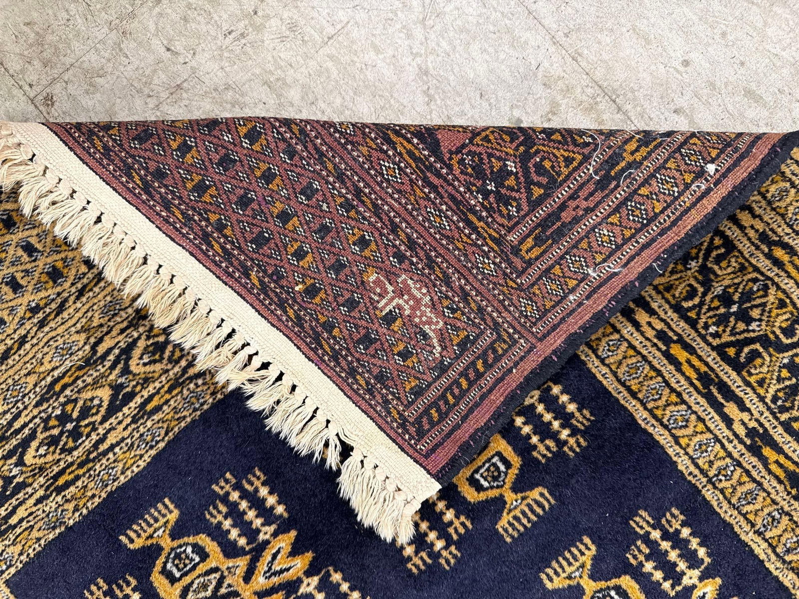 Area rug - 2'8" X 4'10" - 5