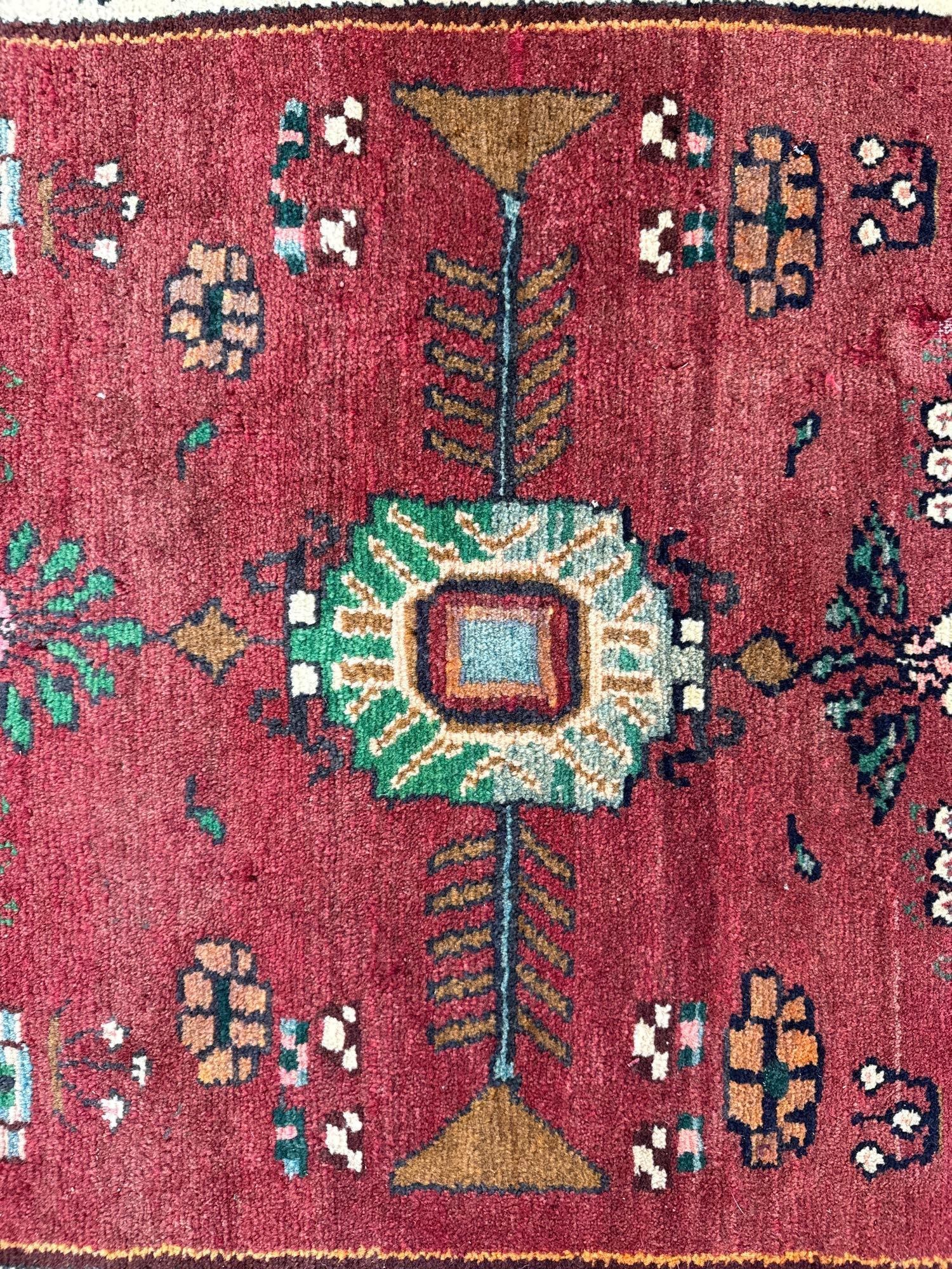 Area rug - 3'4" X 5'7" - 2