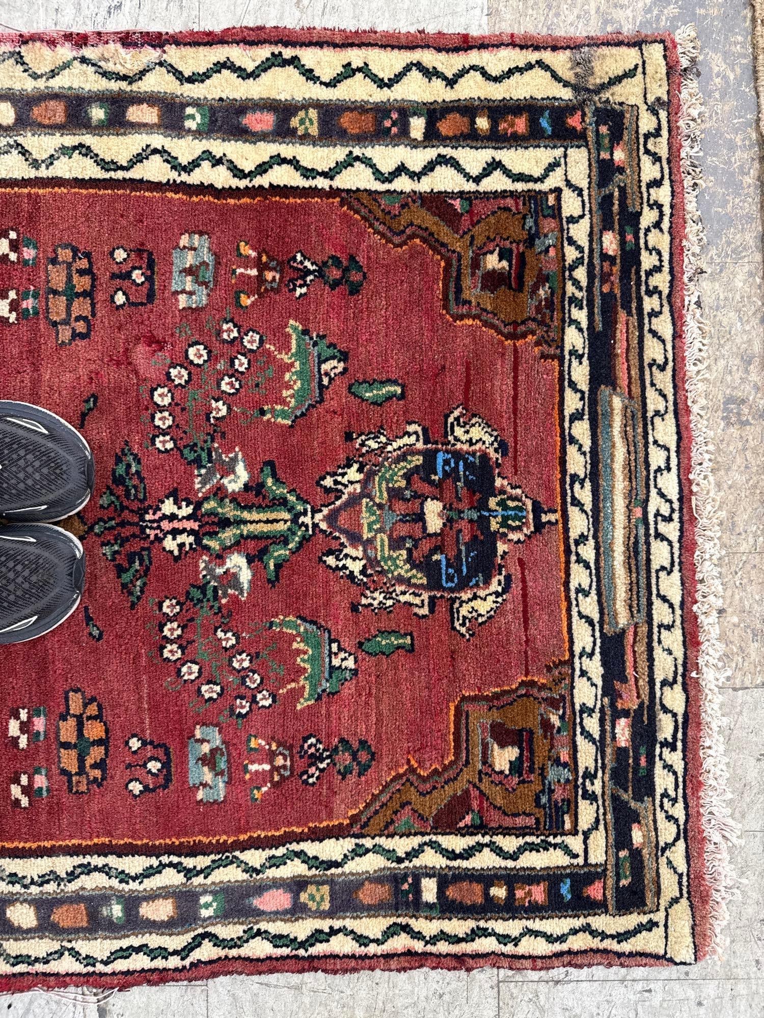 Area rug - 3'4" X 5'7" - 5