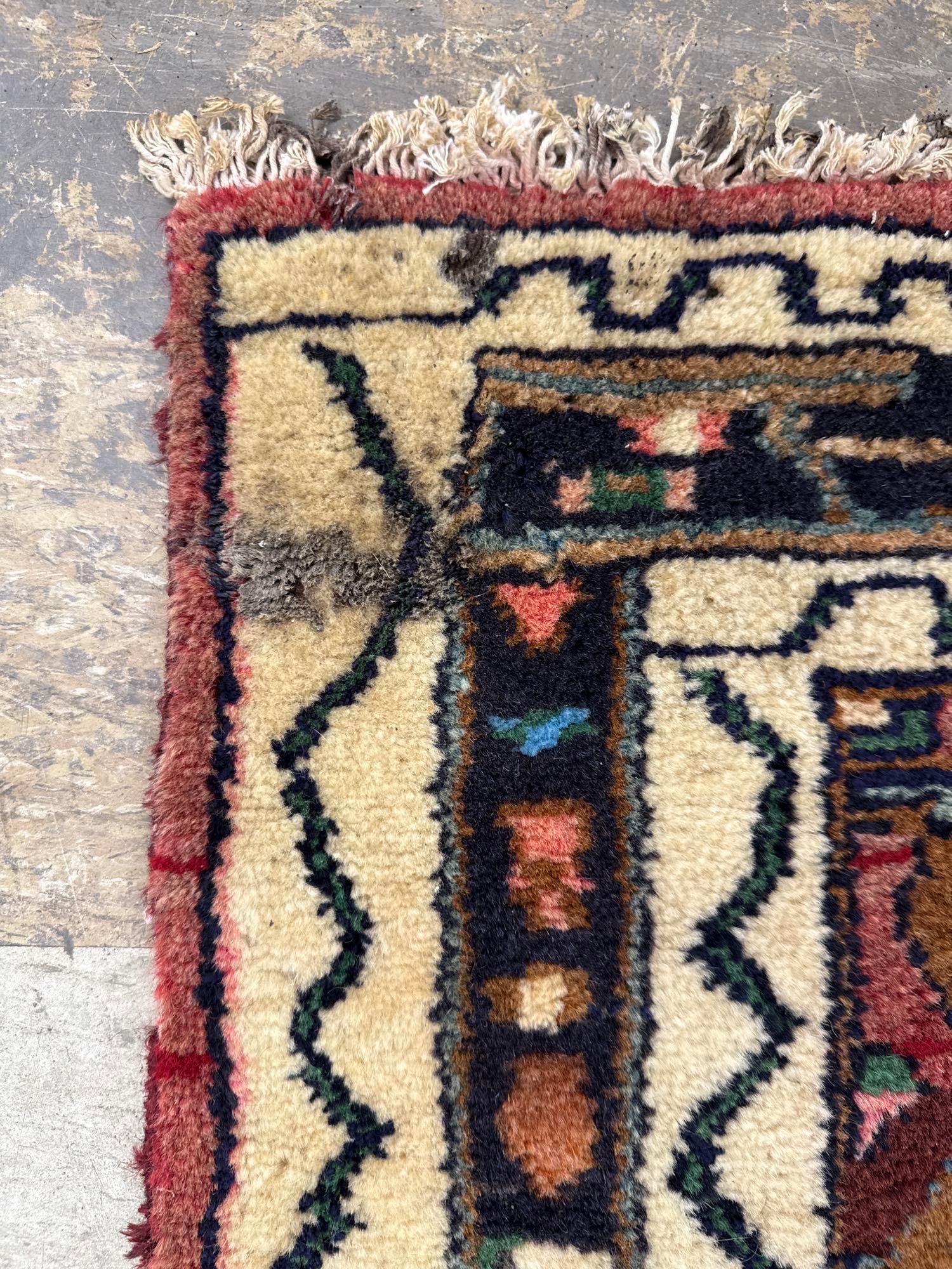 Area rug - 3'4" X 5'7" - 7