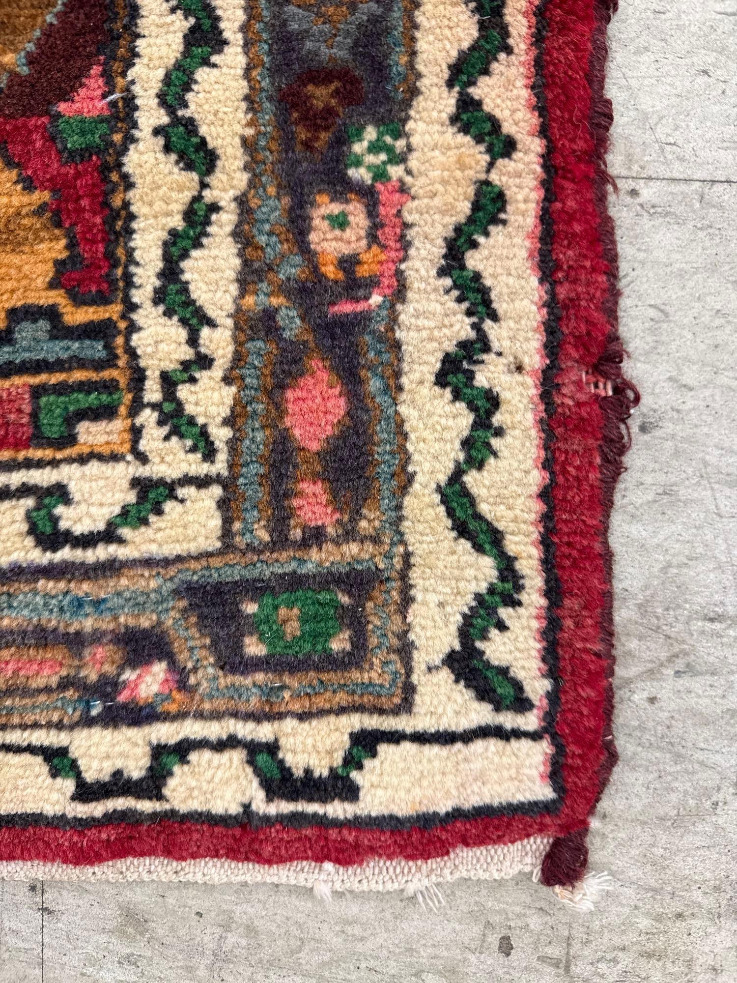 Area rug - 3'4" X 5'7" - 9