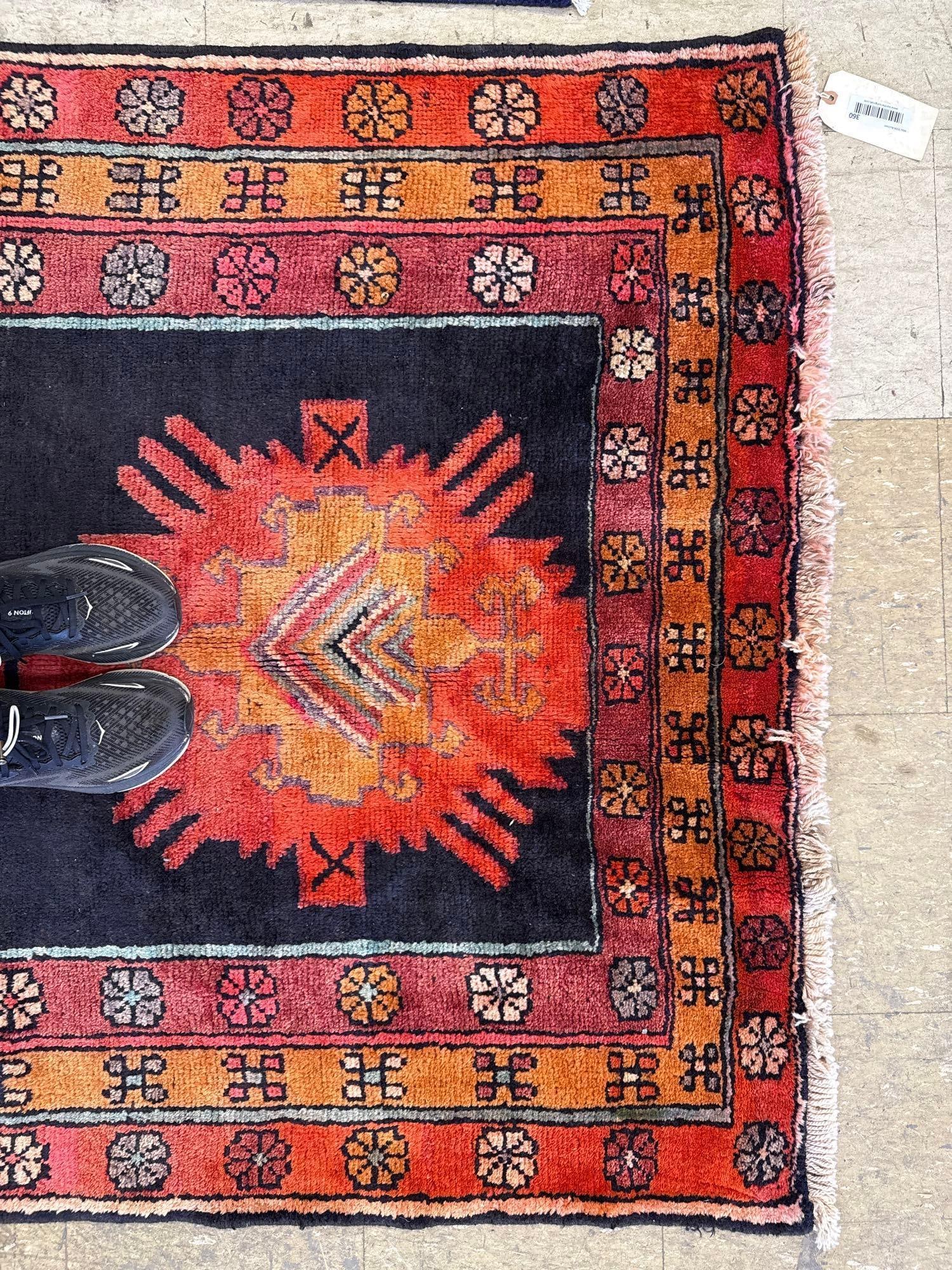 Area rug - 3'11" X 11' - 4