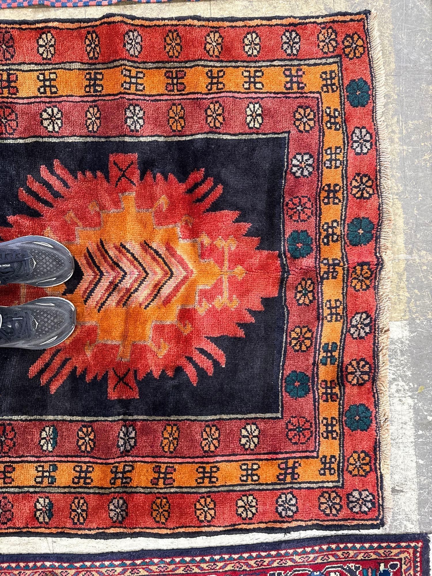 Area rug - 3'11" X 11' - 5