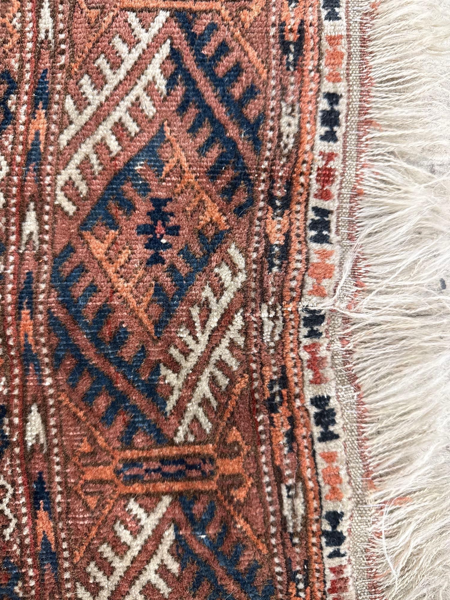 Area rug - 4' X 6'6" - 6