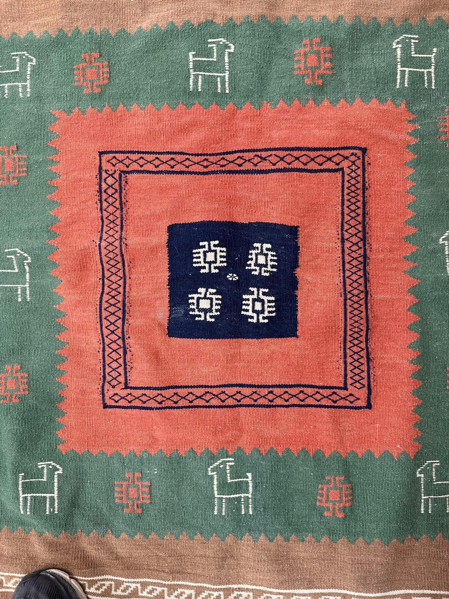 Area rug -4'7" X 5' - 2