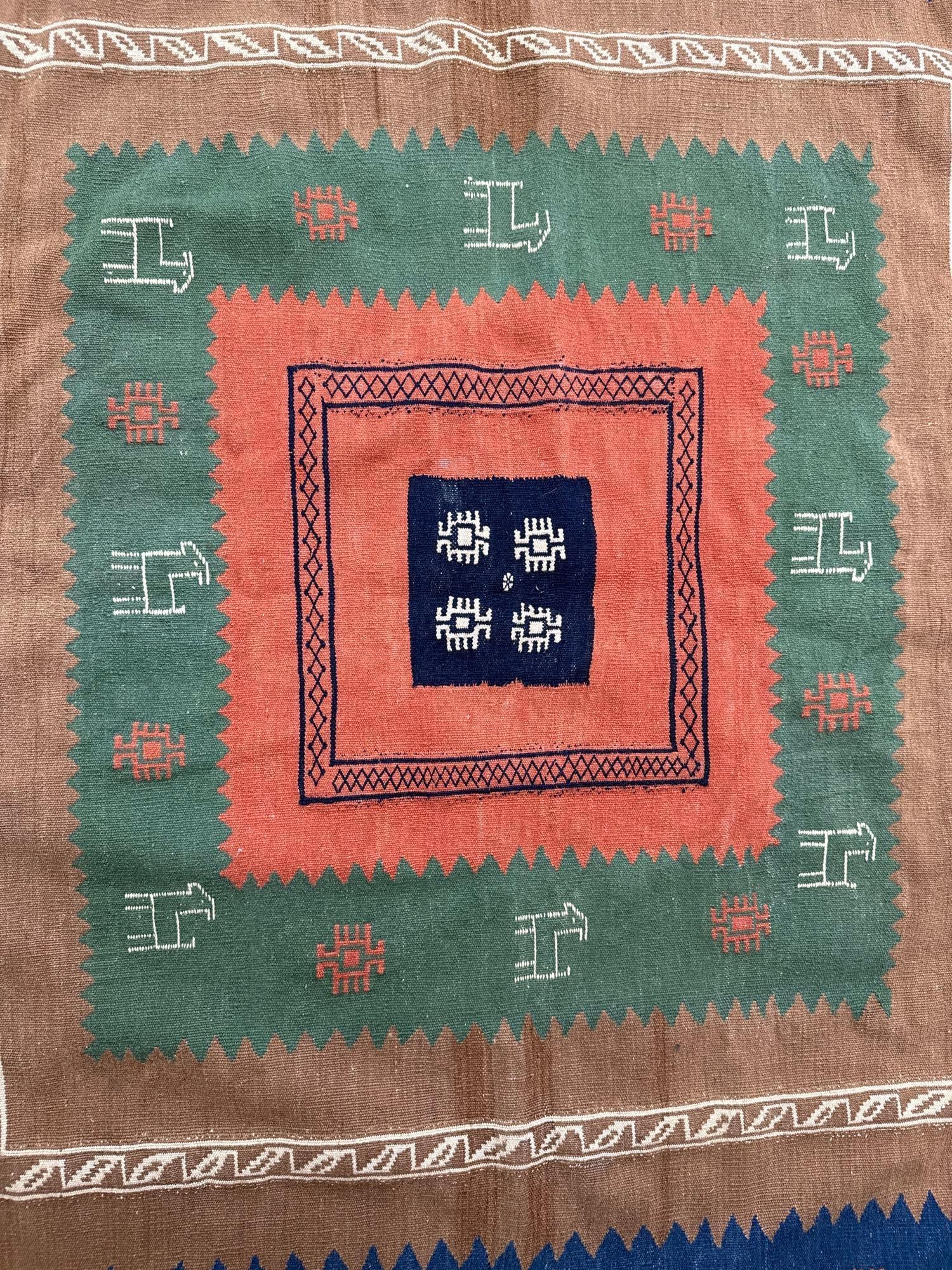 Area rug -4'7" X 5' - 3