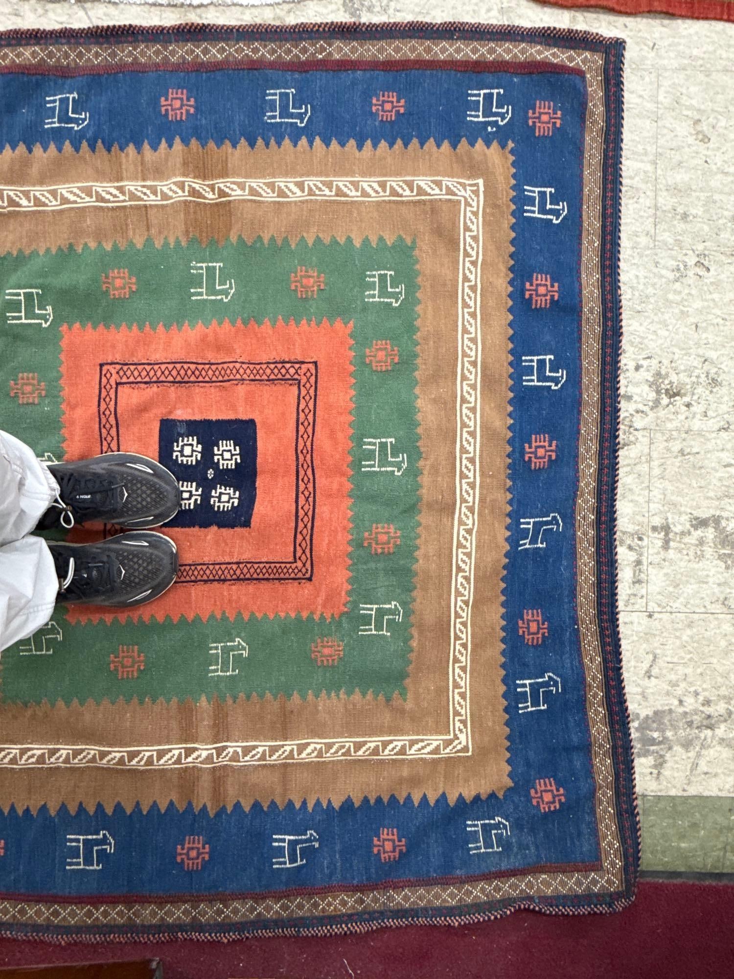 Area rug -4'7" X 5' - 4