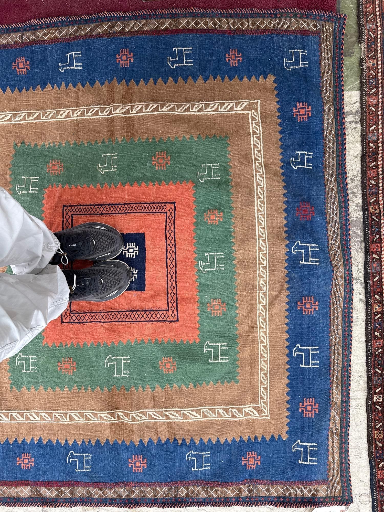 Area rug -4'7" X 5' - 5