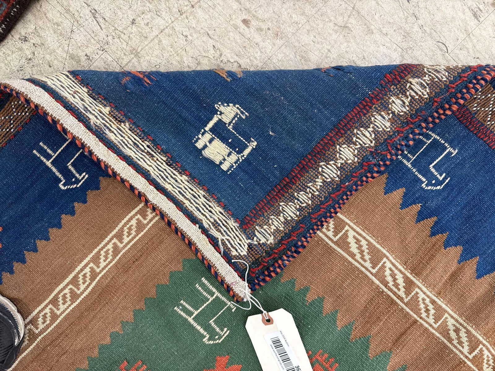 Area rug -4'7" X 5' - 6