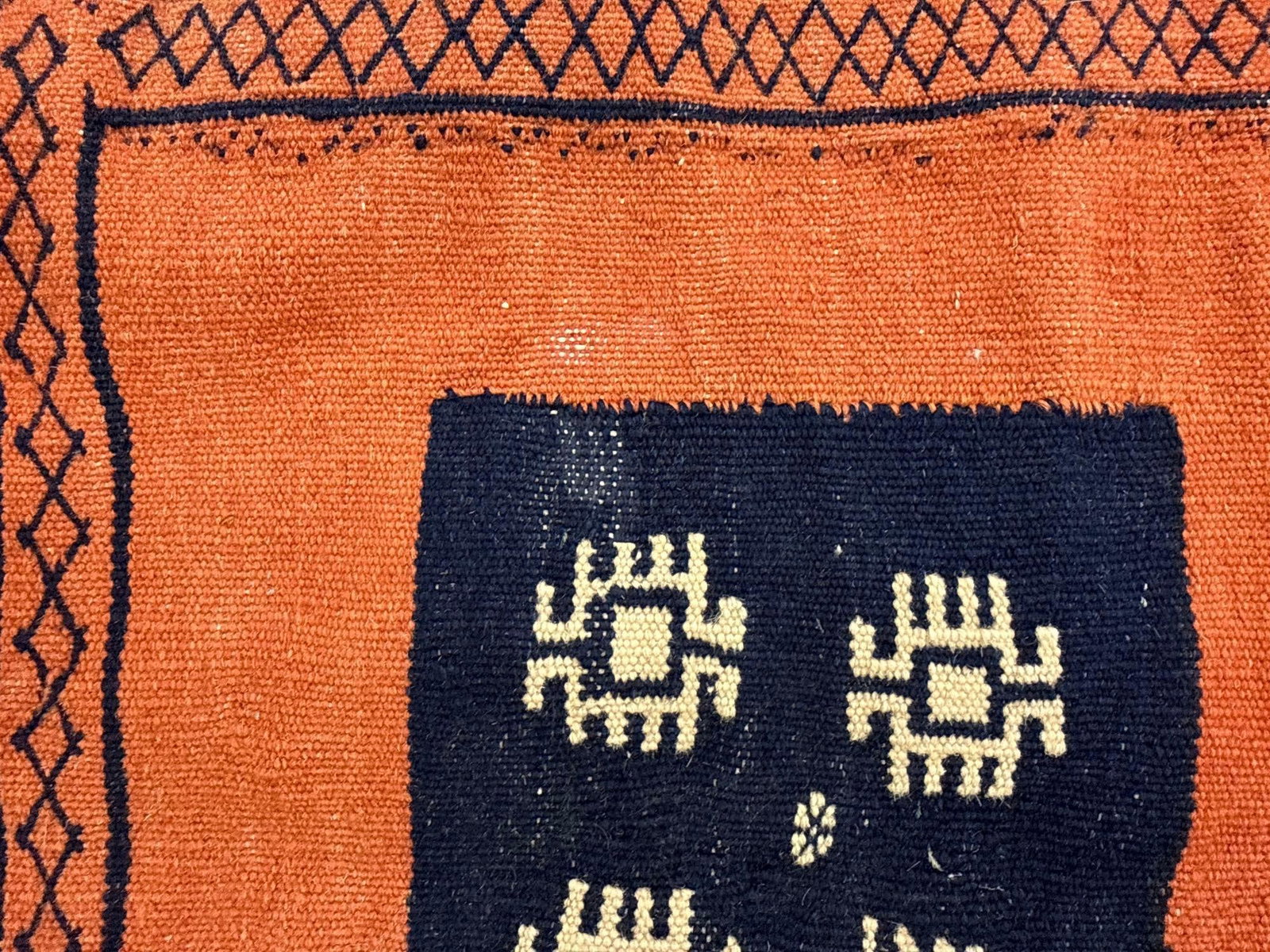Area rug -4'7" X 5' - 8