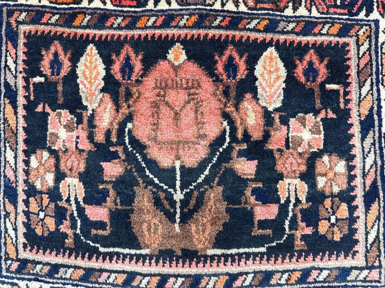 Area rug - 2'4" X 2'1" - 2
