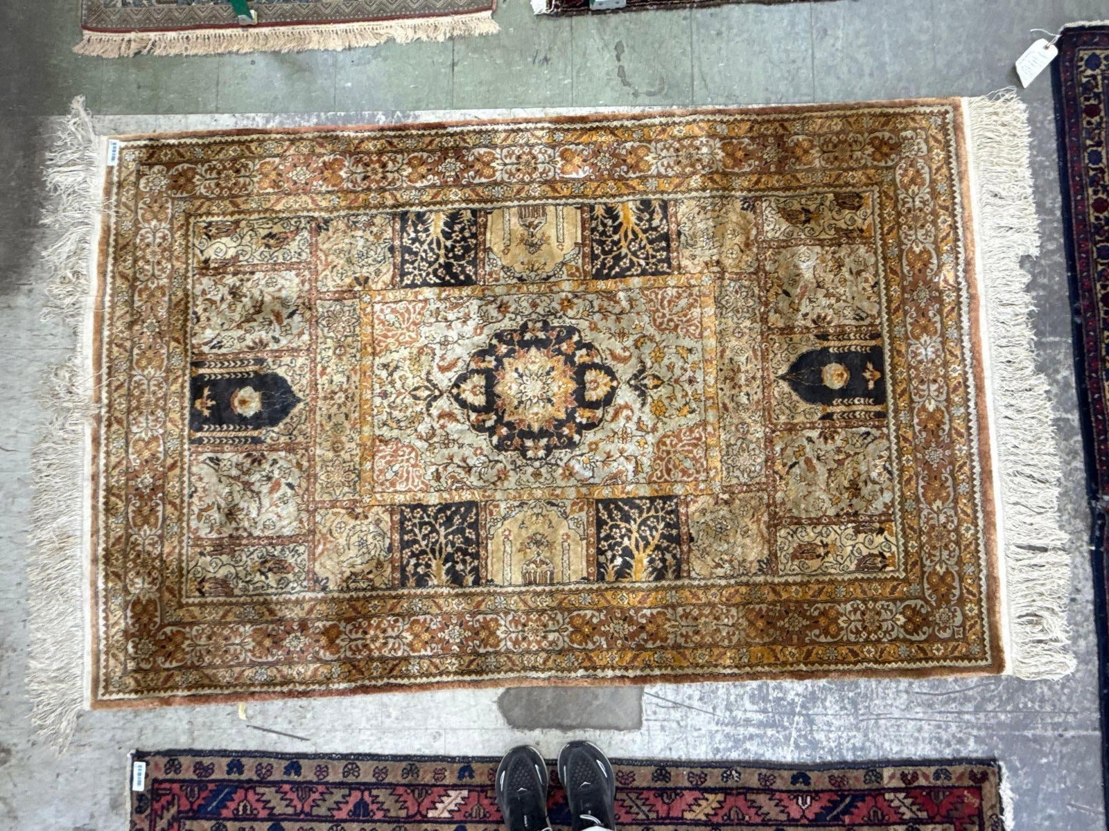 Area rug - 4'7" x 8' - 2