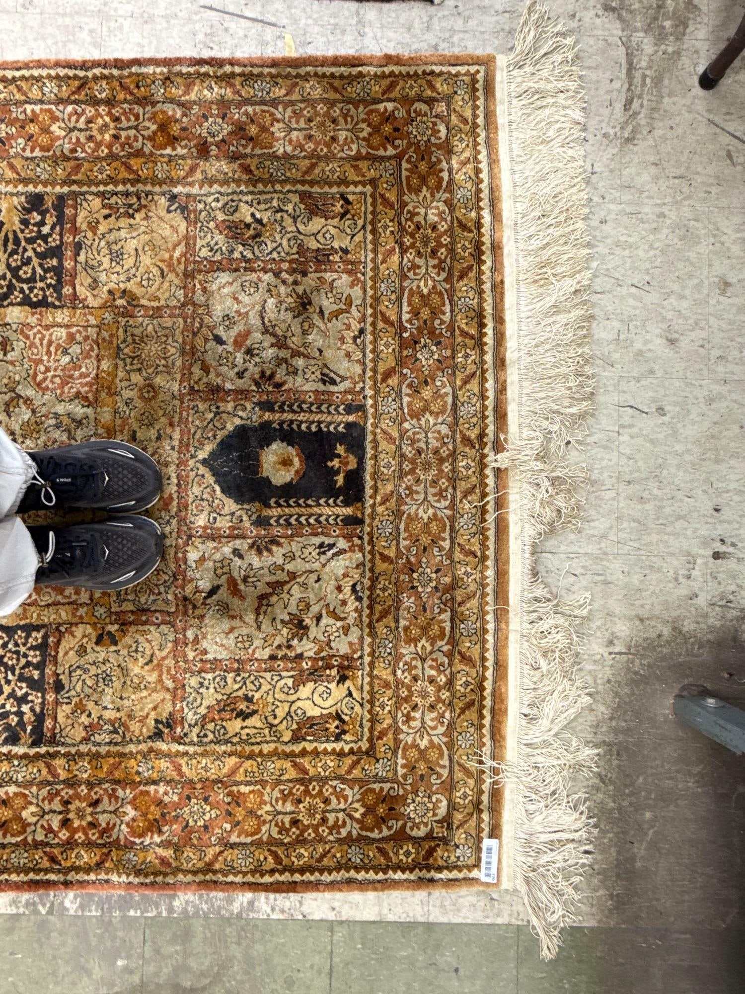 Area rug - 4'7" x 8' - 5