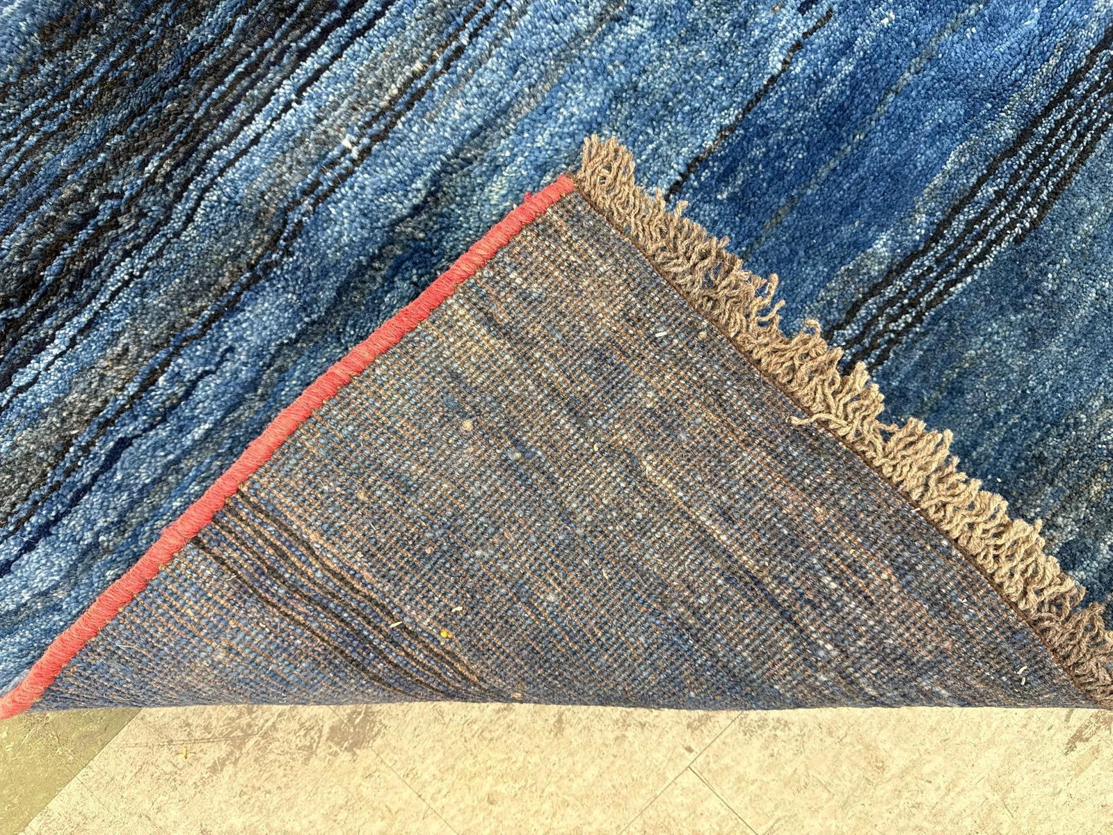 Area rug - 6'7" x 9'7" - 6