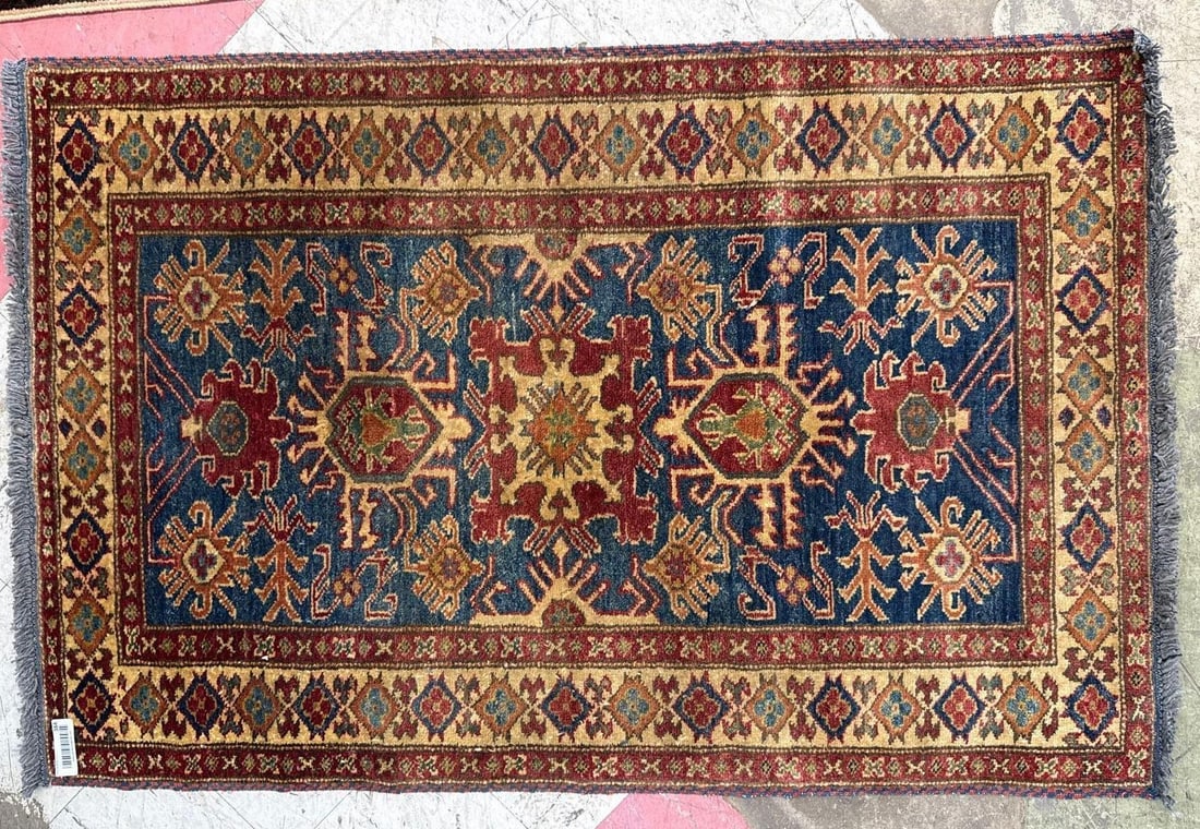 Area rug - 2'9" x 4'3": Wool