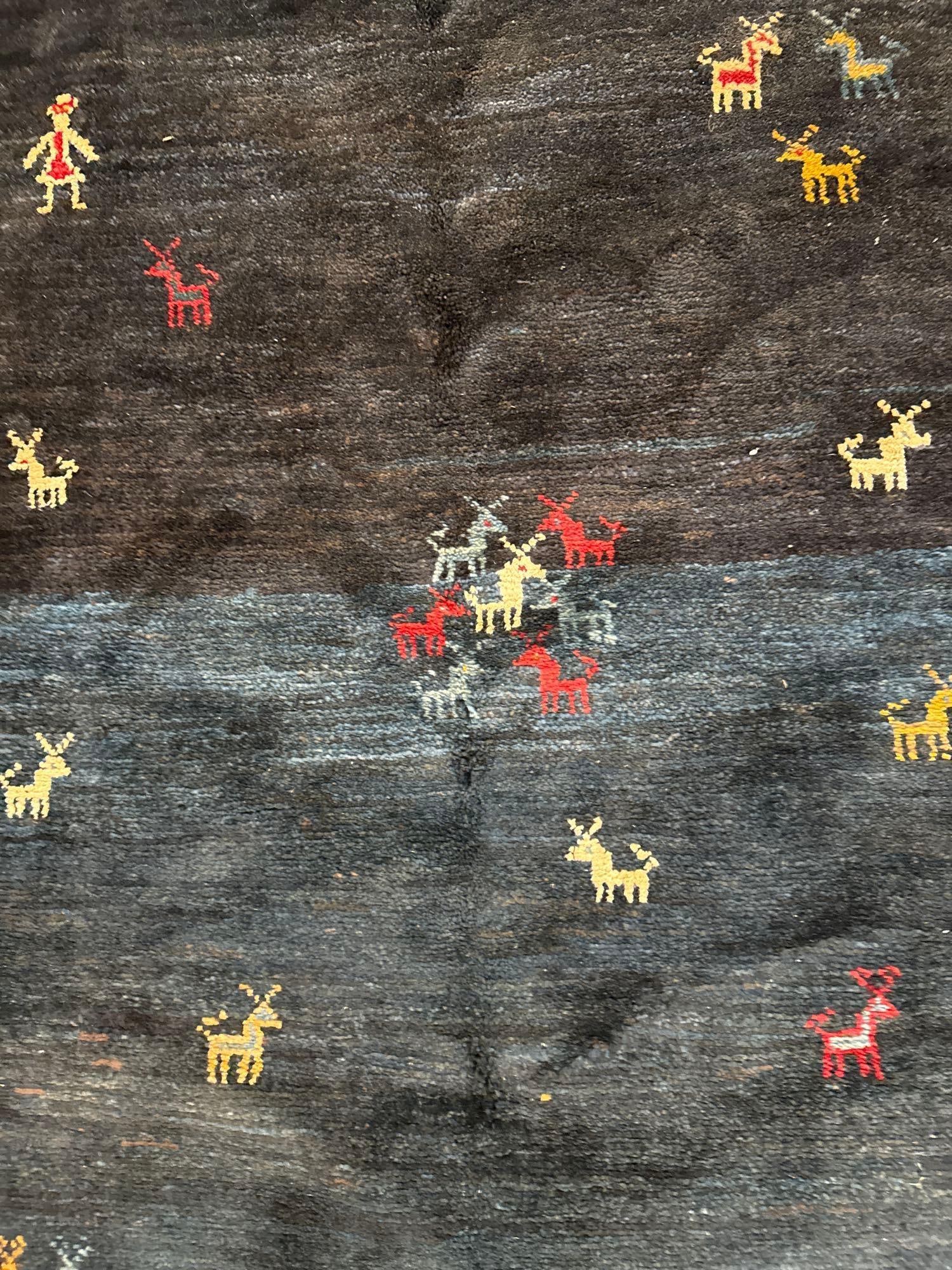 Area rug - 4'9" x 6'3" - 2