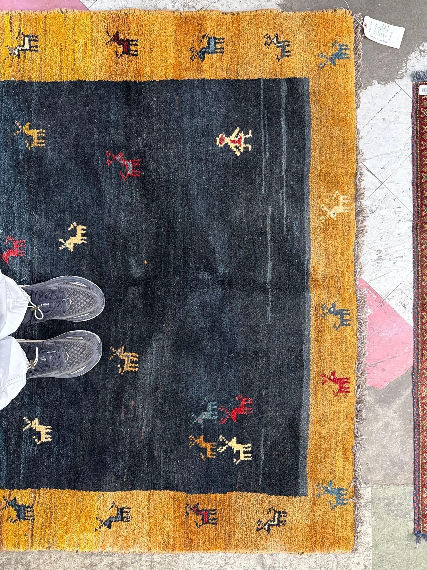 Area rug - 4'9" x 6'3" - 4