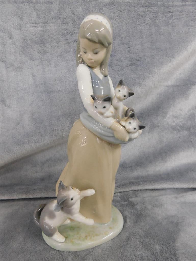 Lladro Porcelain Figure - #1309 - "Following Her Kittens" - 9.5" x 5" x 4" - 10