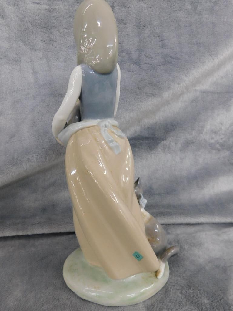 Lladro Porcelain Figure - #1309 - "Following Her Kittens" - 9.5" x 5" x 4" - 3