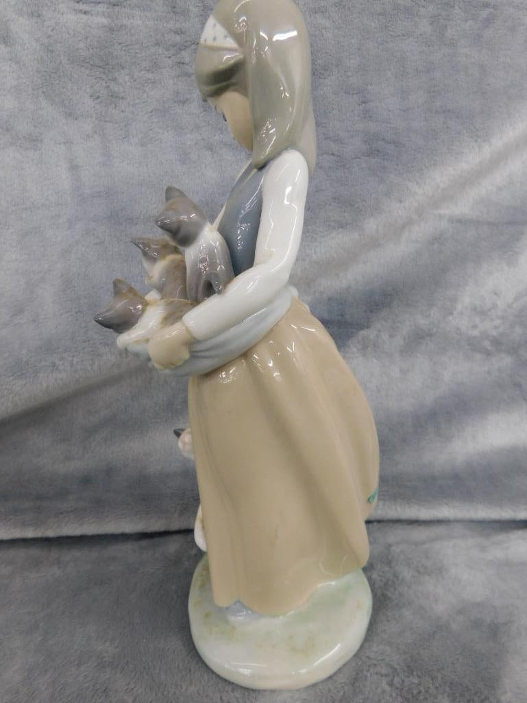 Lladro Porcelain Figure - #1309 - "Following Her Kittens" - 9.5" x 5" x 4" - 4