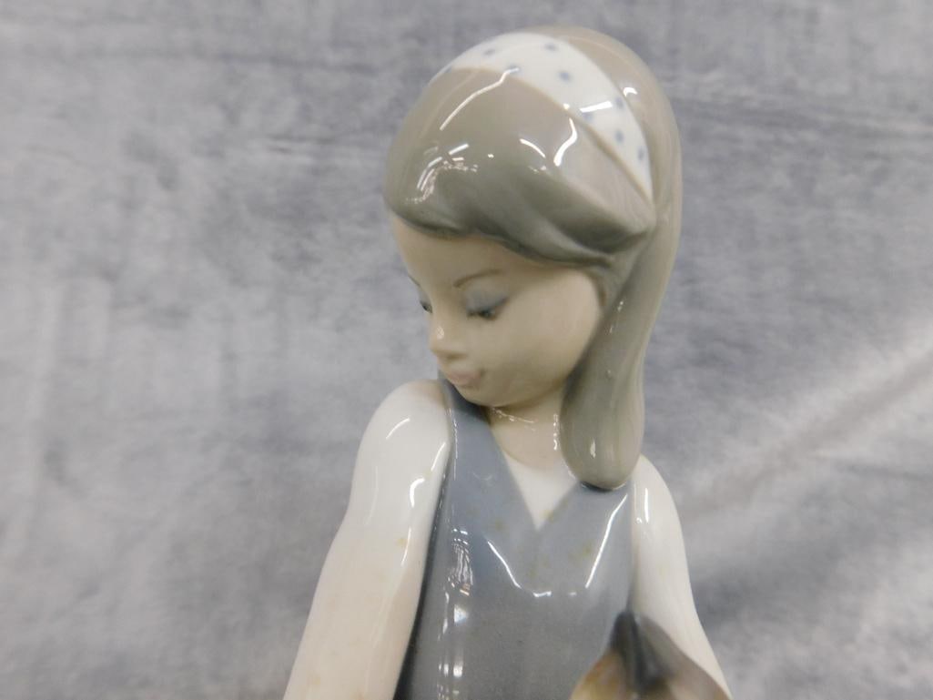 Lladro Porcelain Figure - #1309 - "Following Her Kittens" - 9.5" x 5" x 4" - 5