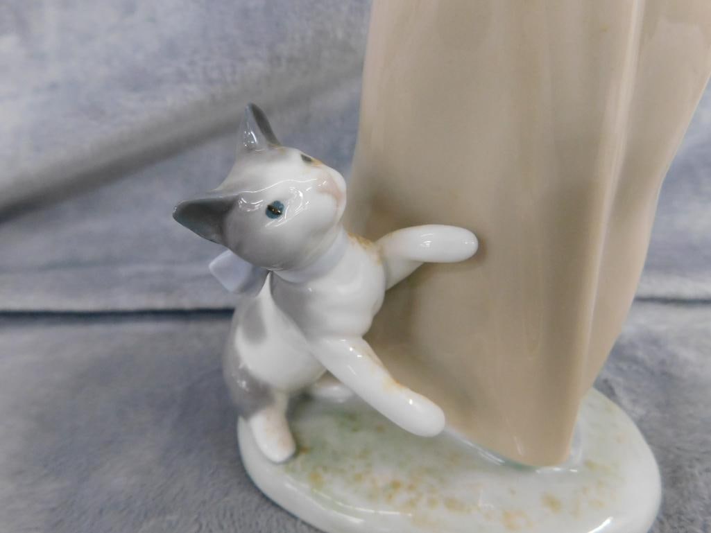 Lladro Porcelain Figure - #1309 - "Following Her Kittens" - 9.5" x 5" x 4" - 7