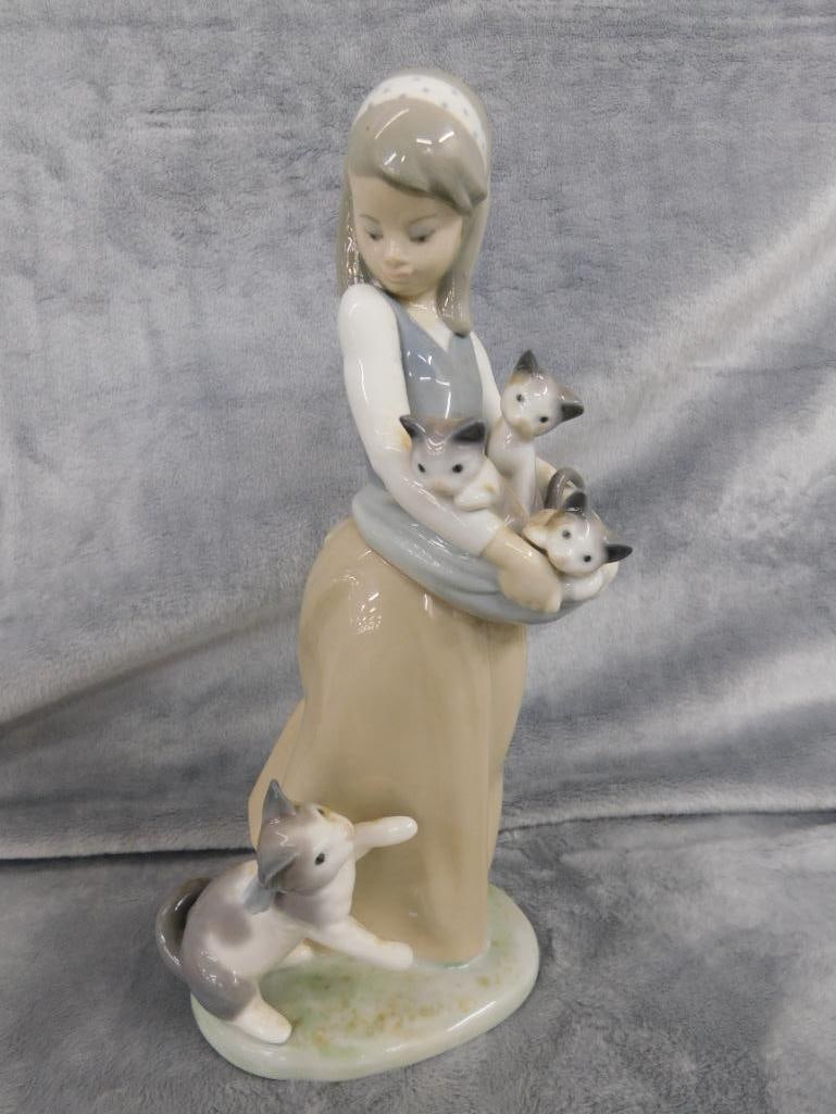 Lladro Porcelain Figure - #1309 - "Following Her Kittens" - 9.5" x 5" x 4" - 9