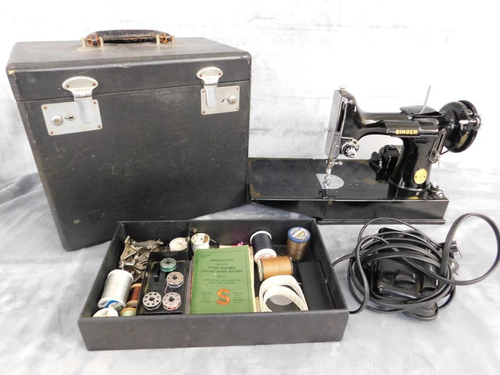 Vintage Black Singer Featherweight Sewing Machine - 16