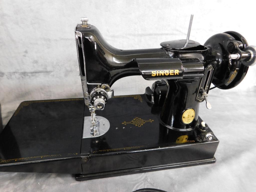 Vintage Black Singer Featherweight Sewing Machine - 2