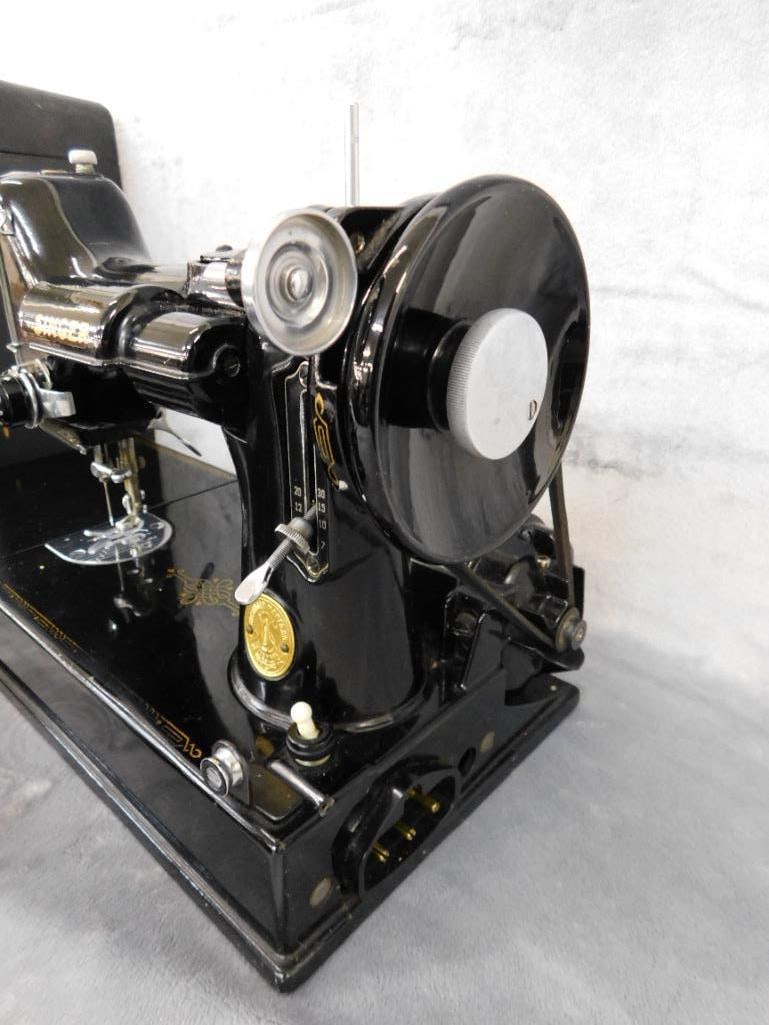 Vintage Black Singer Featherweight Sewing Machine - 3
