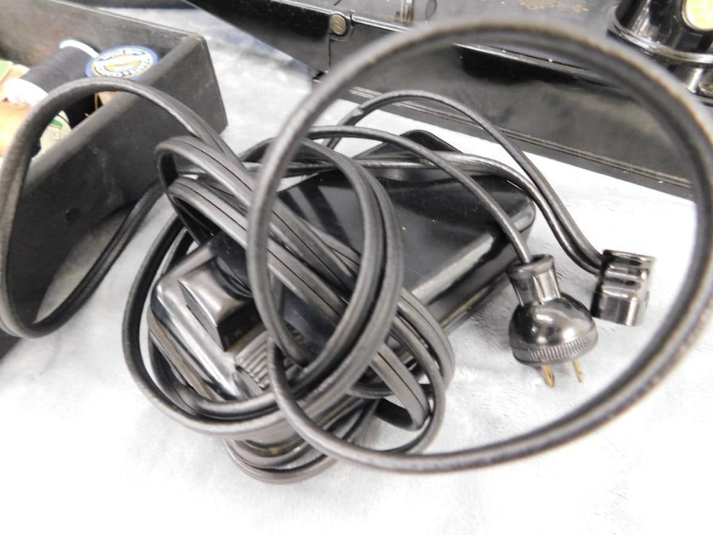 Vintage Black Singer Featherweight Sewing Machine - 7